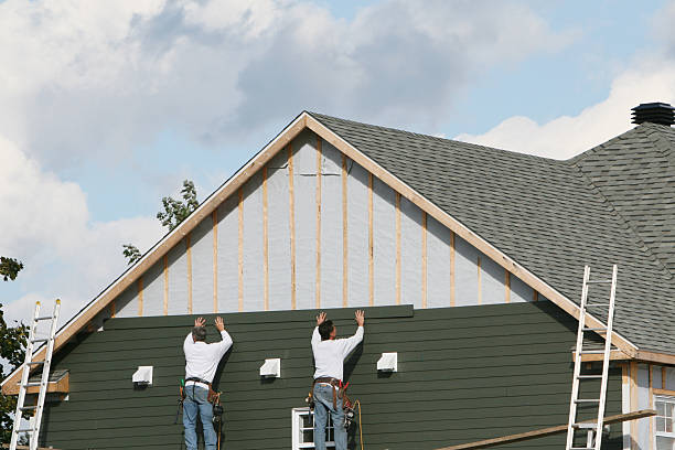 Professional Siding technician working in Spencerville, OH